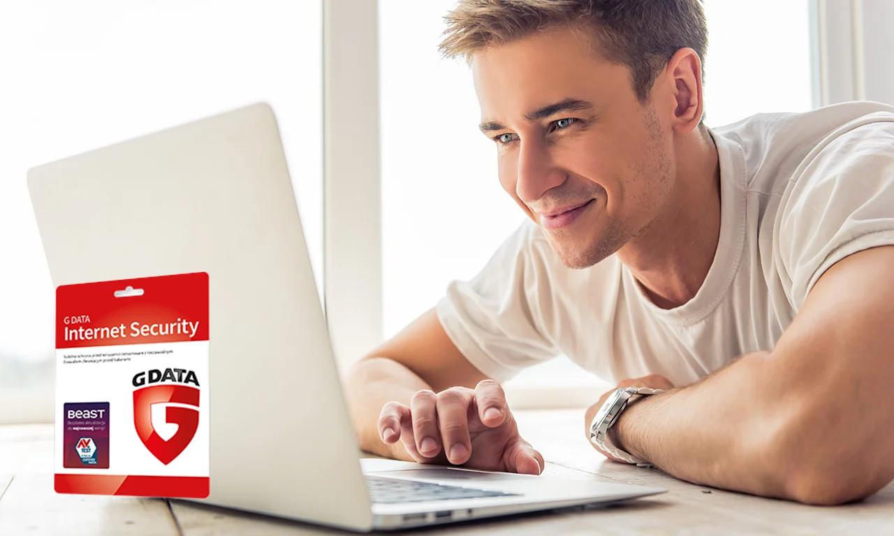 Zdjęcie pary przeglądającej Internet. Główne zdjęcie prezentacji usług.